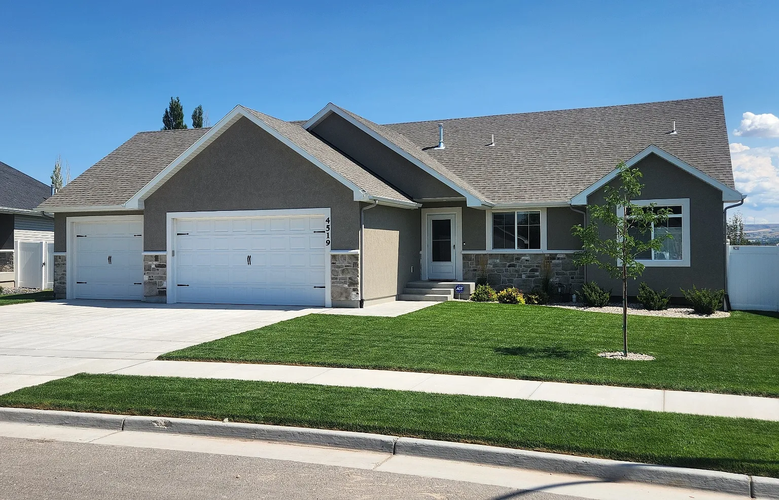 6 bed, 3200 sqft, $3,150 — Photo 2