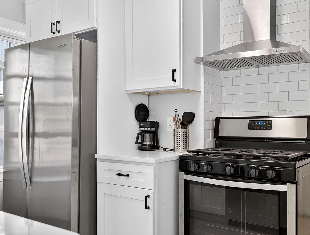 4 bed, $5,400 — Photo 1