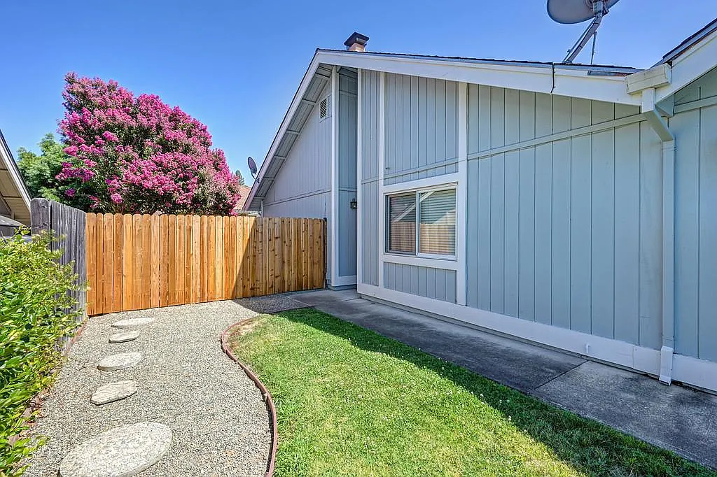 2 bed, 970 sqft, $2,450 — Photo 2