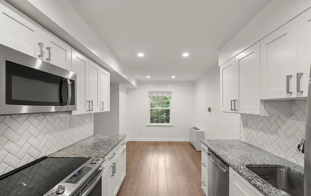 2 bed, 1044 sqft, $2,700 — Photo 2