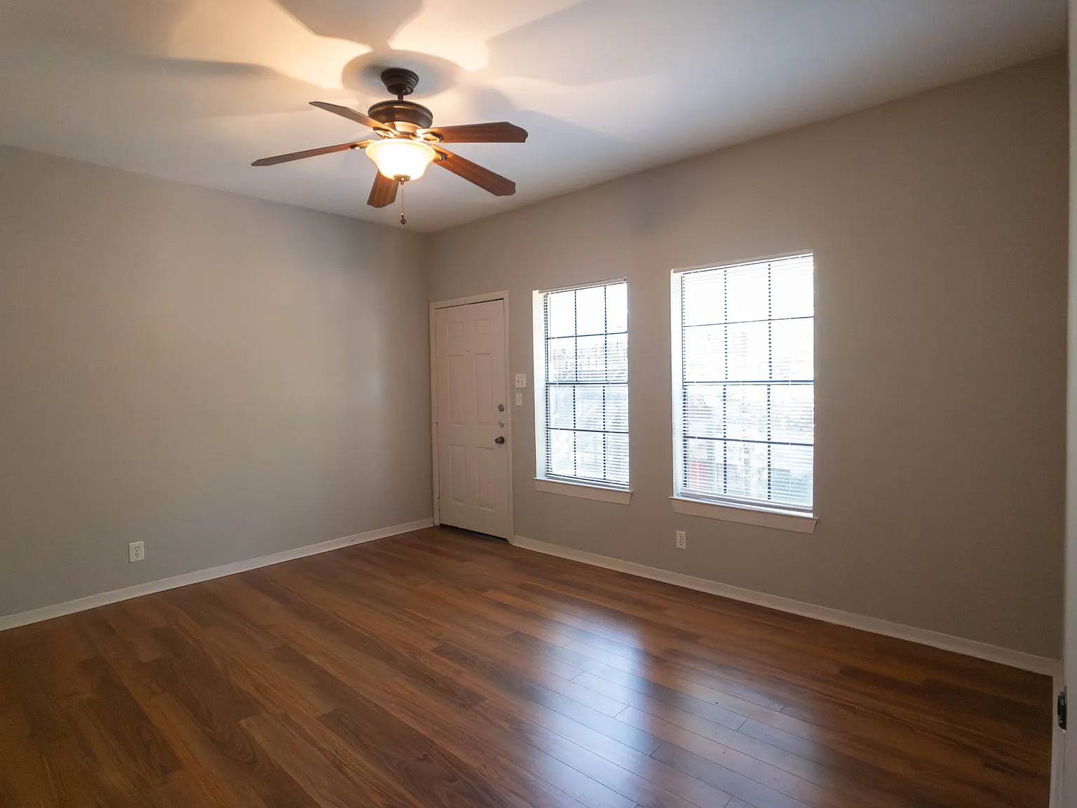 3 bed, 900 sqft, $1,400 — Photo 3