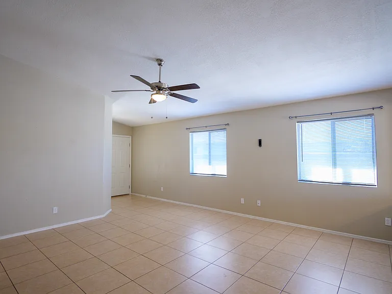 1672 W Wood Crest Ct — Photo 3
