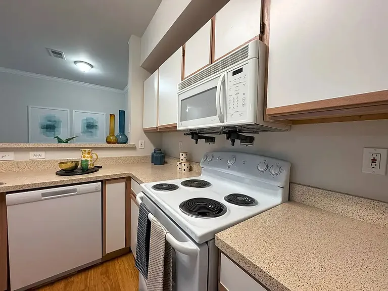 Indian Creek Apartments — Photo 24