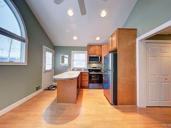 5th image of 204 N Harvey St
