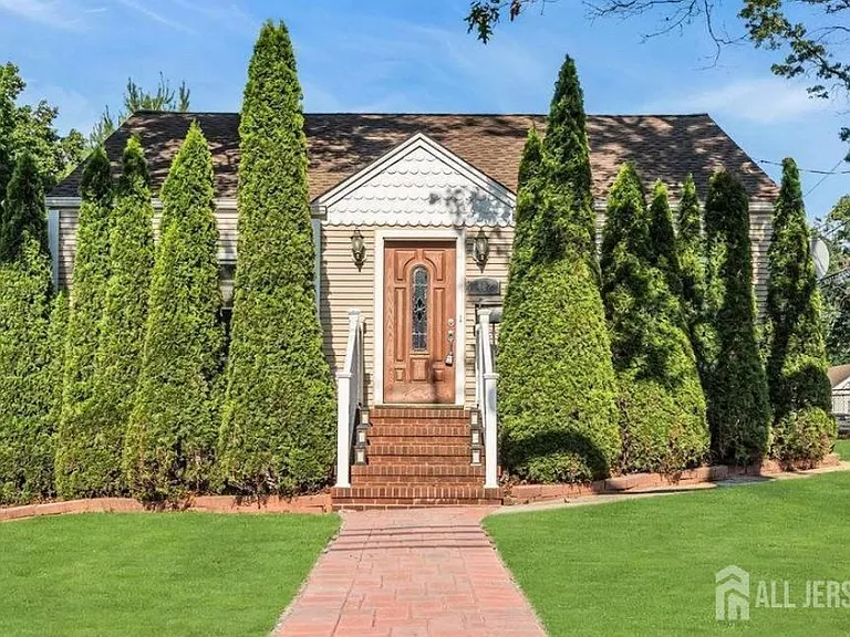 402 Ryders Ln — Photo 1
