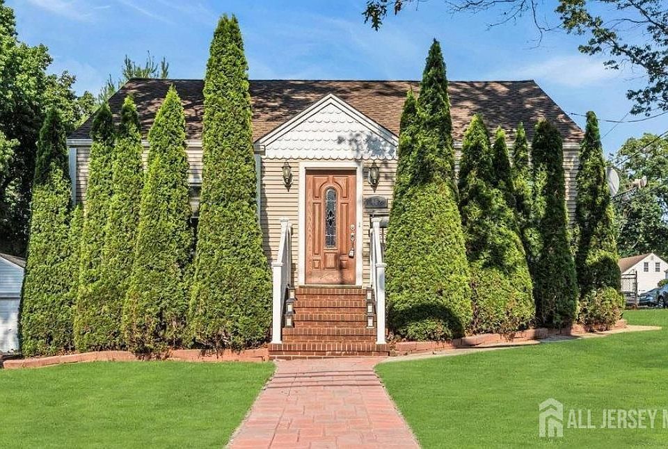 1st image of 402 Ryders Ln