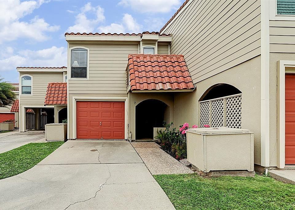 1st image of 7 Dana Dr