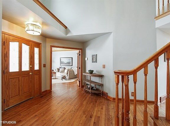 2 story entry offers warm welcome & Hardwood floors thru entire main floor