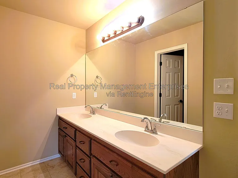 4500 Oasis Ct — Photo 13