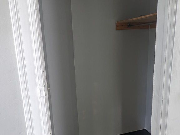 bed 1 closet