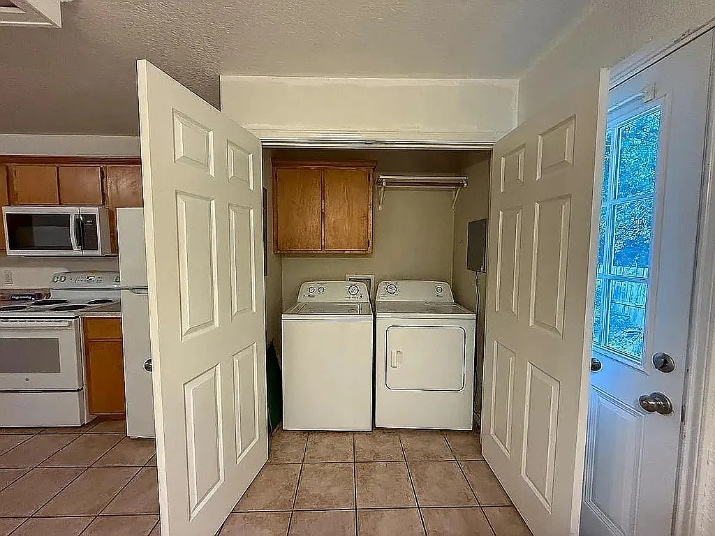 3 bed, 1400 sqft, $1,500 — Photo 2