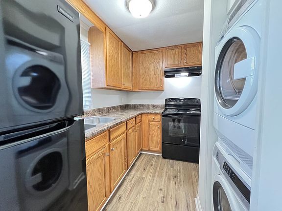 3rd image of 225 Smith St Unit E