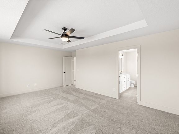 3rd image of 722 NE Crossing Oaks Dr