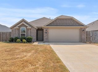 951 Lakeview Dr, Centerton, AR 72719