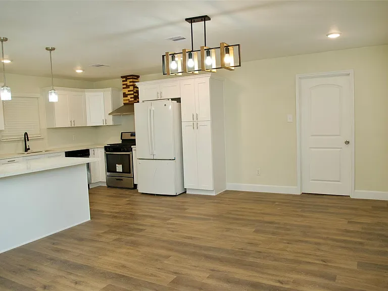 2405 Byron Ave — Photo 3