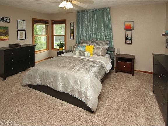 3rd image of 105 Candlewood Ln