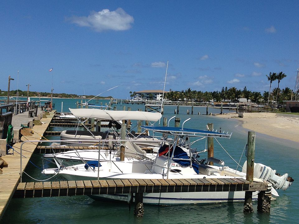 DOCK, 26ft. BOAT SLIPS
(Currently under renovation)