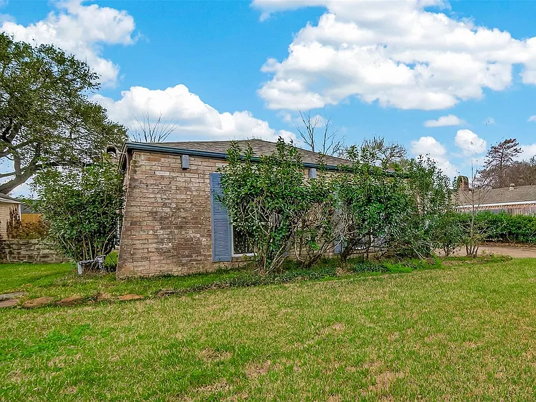 2130 Round Lake Dr — Photo 8