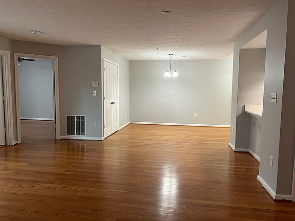 3rd image of 3704 Excalibur Ct APT 204