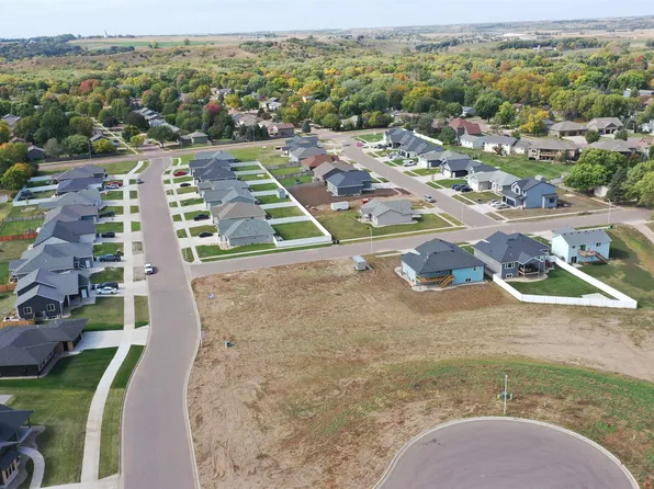 1209 S Moonlight Cir, Brandon, SD 57005