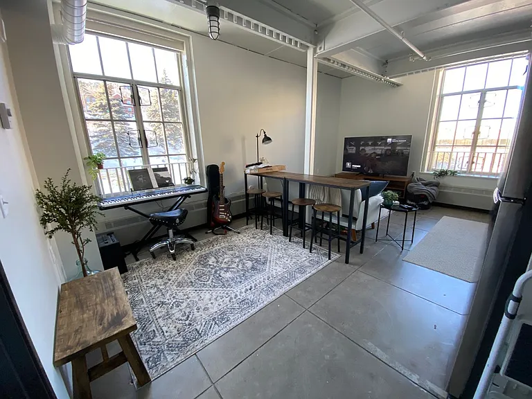 521 W 2nd Street - Leijona — Photo 71