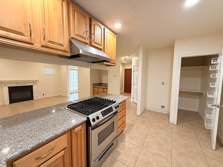 1334 S Grand Ave — Photo 20