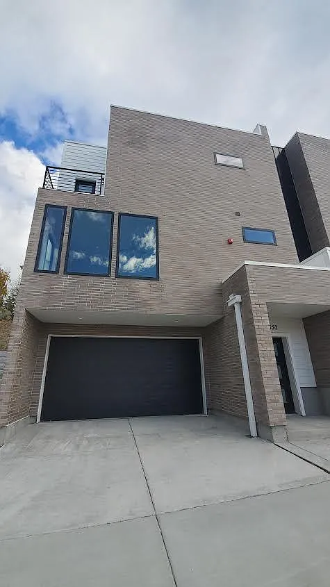 4 bed, 3.5 bath, 2700 sqft, $2,795 — Photo 1