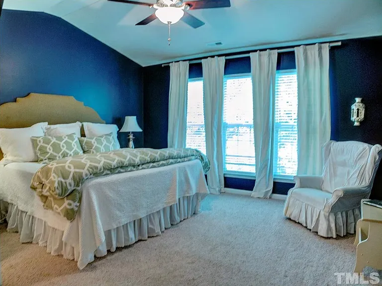 516 Dyersville Dr — Photo 13