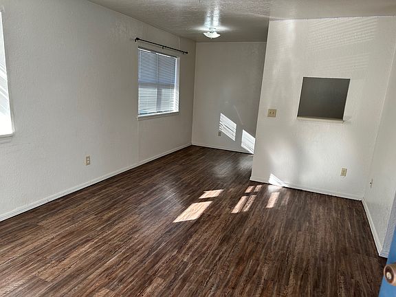 2nd image of 1932 E Lindsey St #102