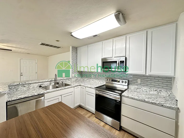 1323 Hoover Ave — Photo 6
