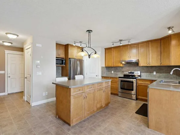 184 NE Cimarron Park Cir, Okotoks, AB T1S 2H5