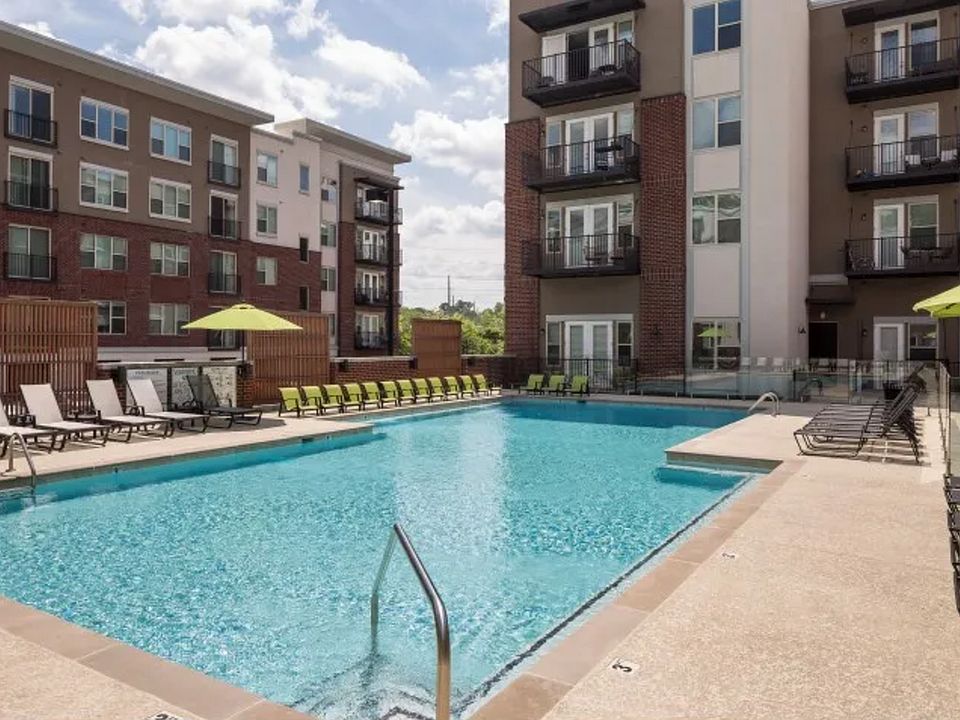 Resort Style Pool at Melrose Apts in Nashville, TN.