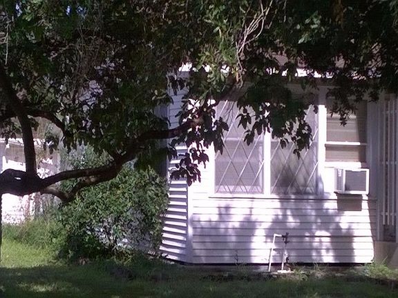 3rd image of 928 W Kleberg Ave