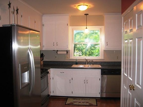 Updated Kitchen w/Stainless Appliances