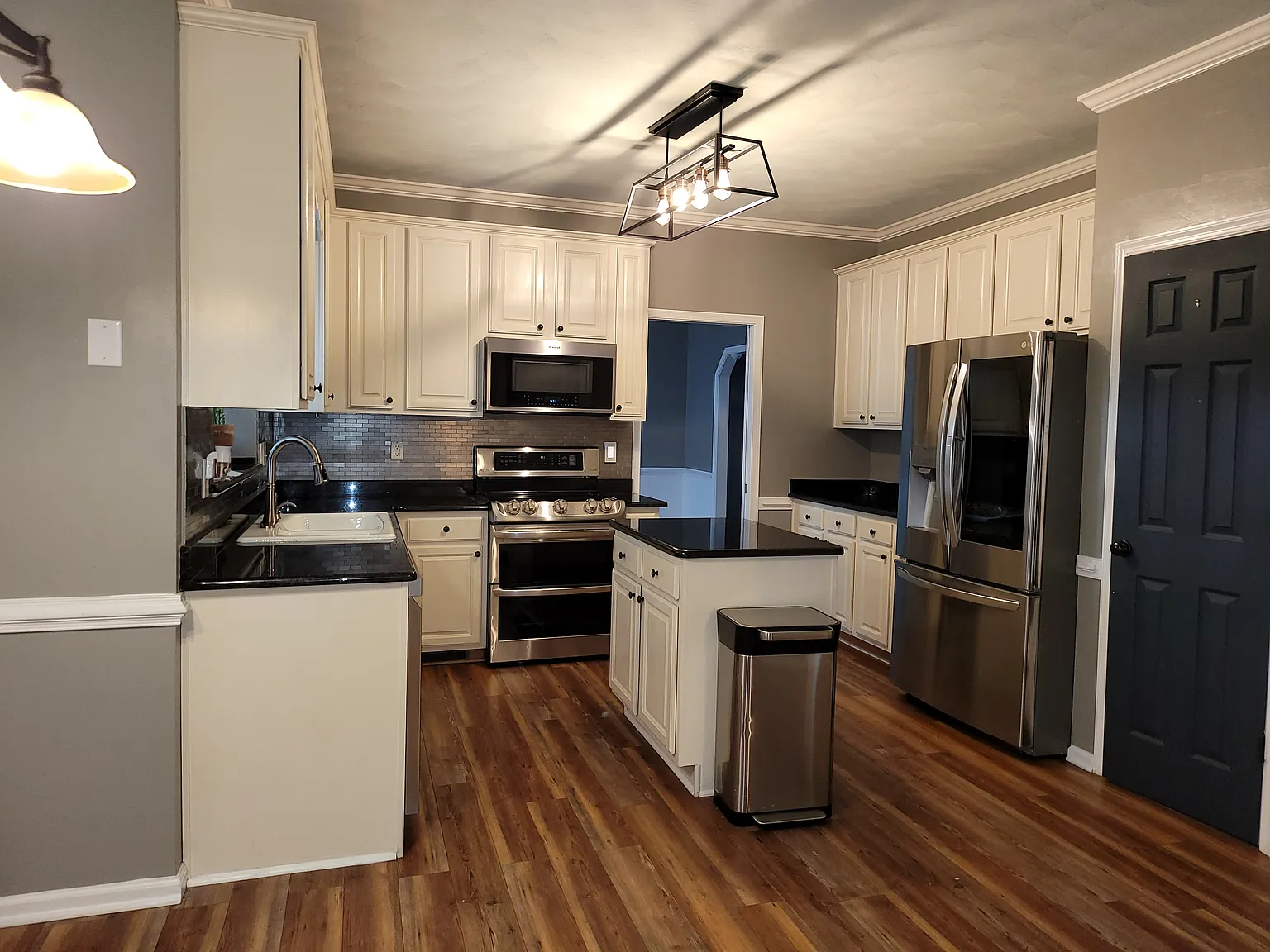 4 bed, 2600 sqft, $2,900 — Photo 2