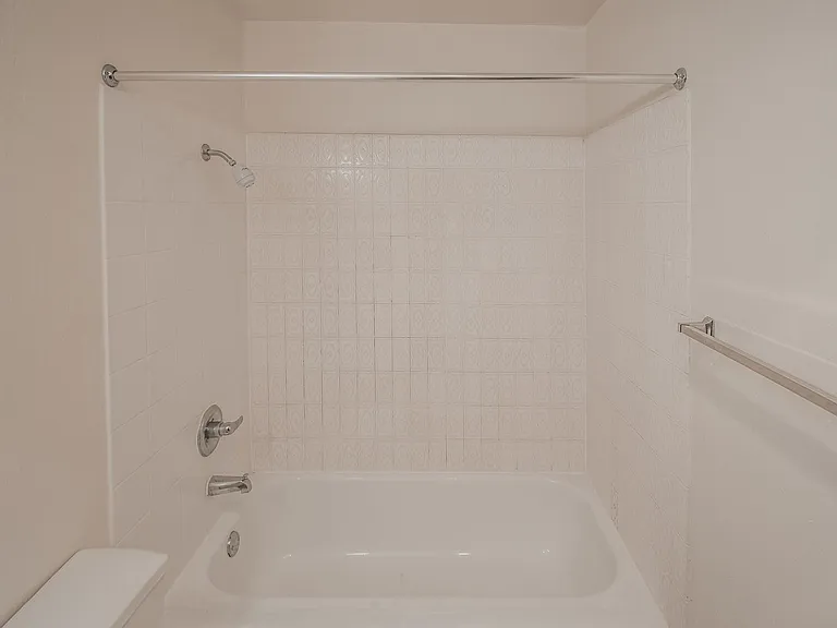 Emerald Bay Apartments — Photo 20