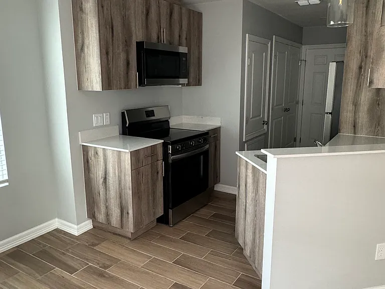 2109 Southridge — Photo 3