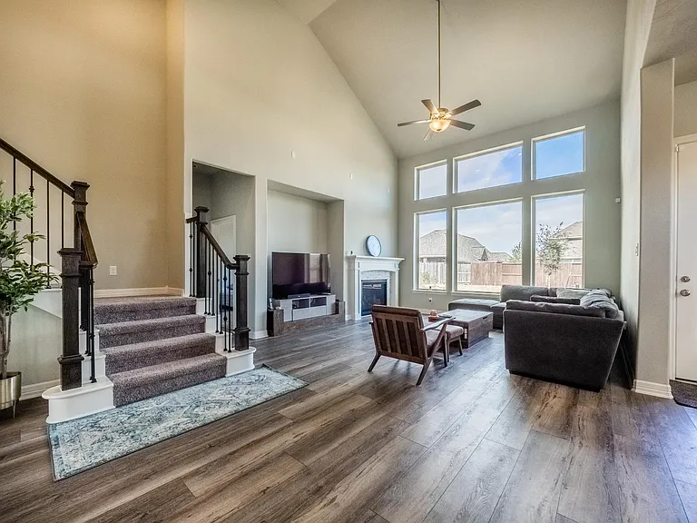 3543 Whitman Dr — Photo 2