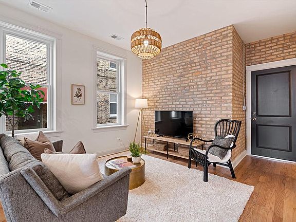 3rd image of 2046 W Augusta Blvd #1R