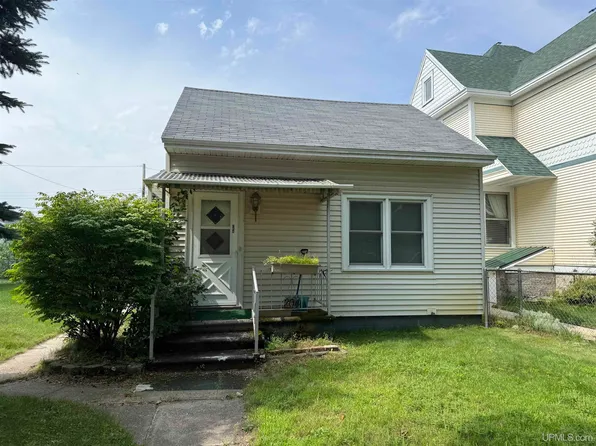 204 S 17th St, Escanaba, MI 49829