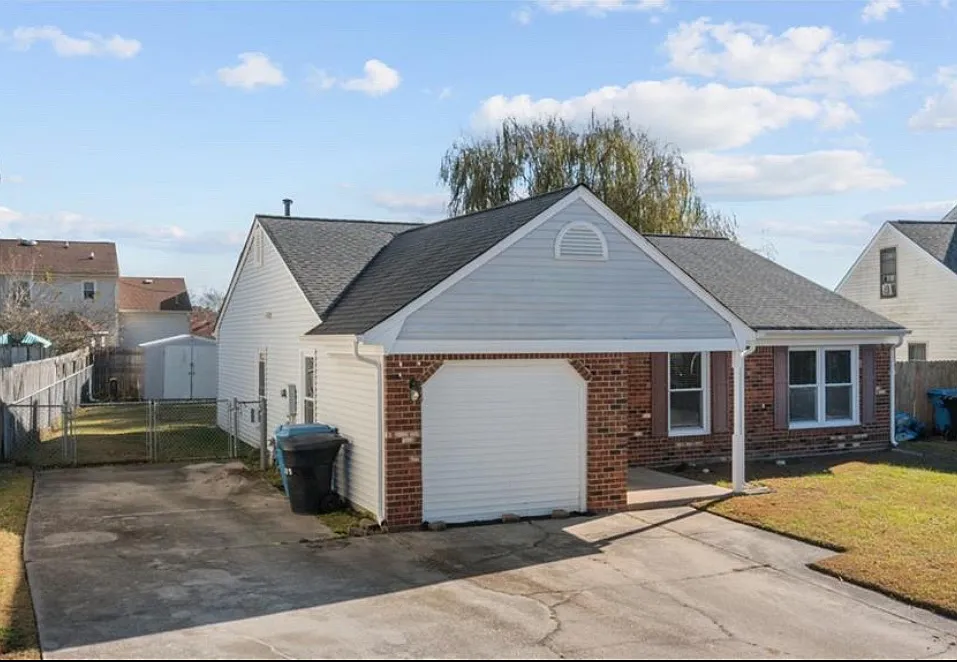 4 bed, 1357 sqft, $2,495 — Photo 2
