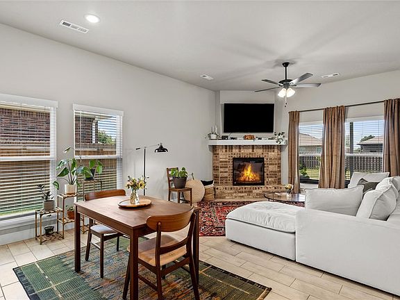 3rd image of 525 Jackson Ln