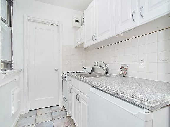 4th image of 135 E 50th St APT 7J