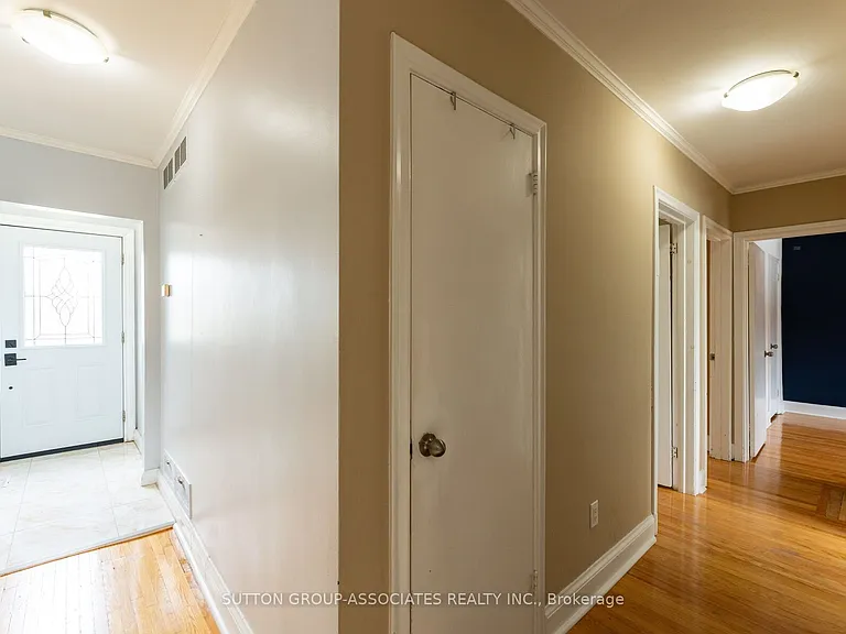 21 Deevale Rd #MAIN FL — Photo 12