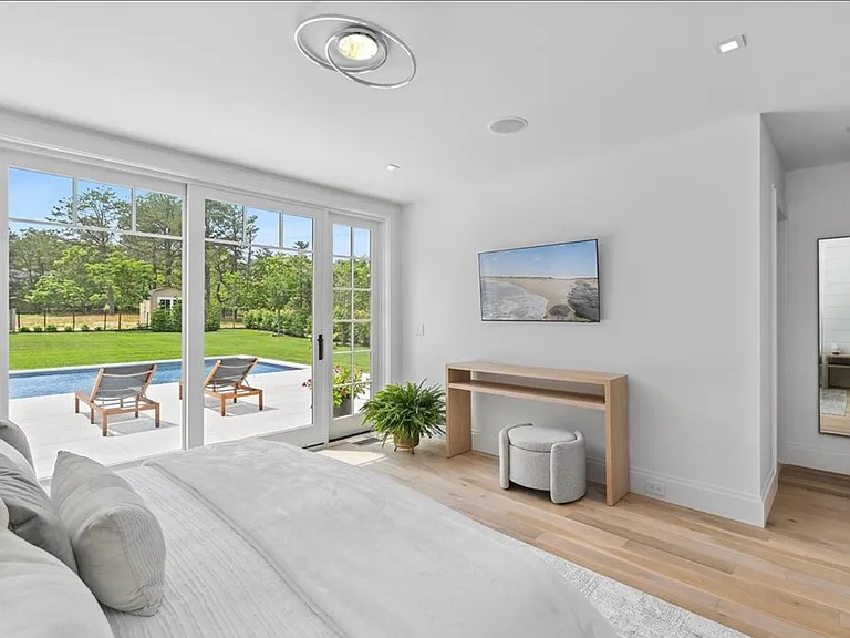 28 Canoe Place Rd — Photo 12