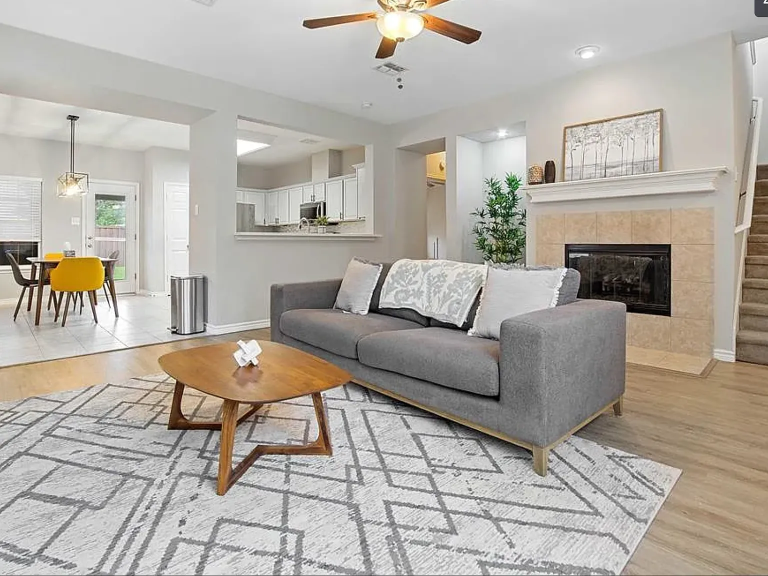 4 bed, 2441 sqft, $2,790 — Photo 3