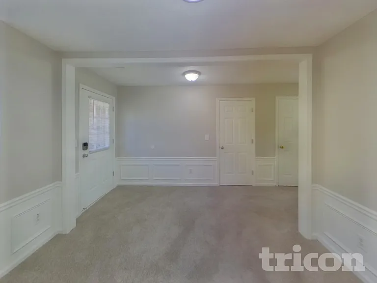 325 Cadeleigh Ct — Photo 4