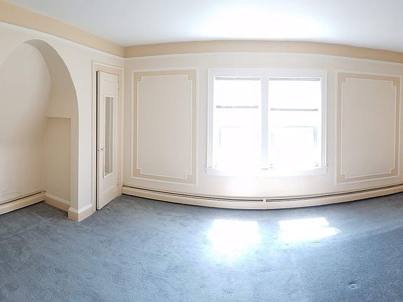 4th image of 6410 Ellwell Cres #2