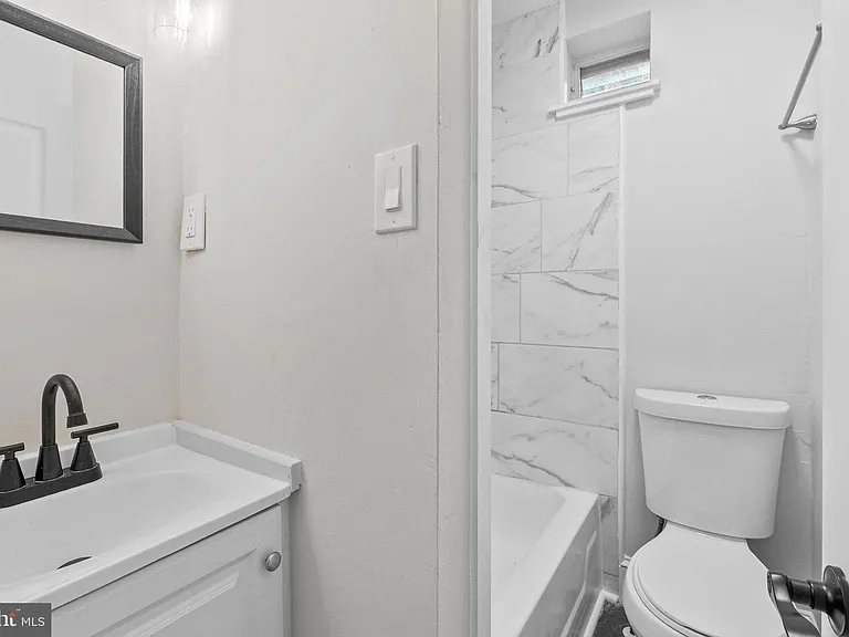 35 E Collom St — Photo 17