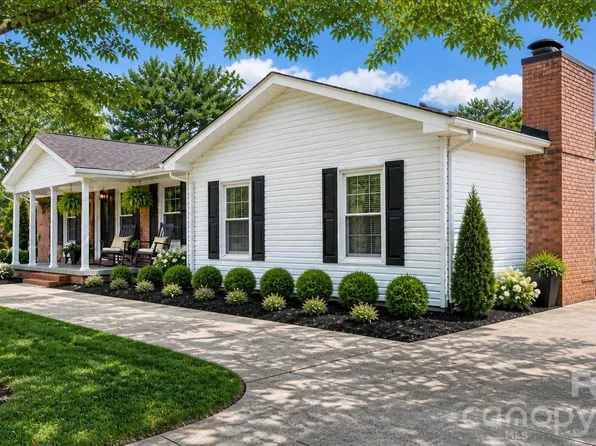 2596 Sweetbriar Cir, Lenoir, NC 28645